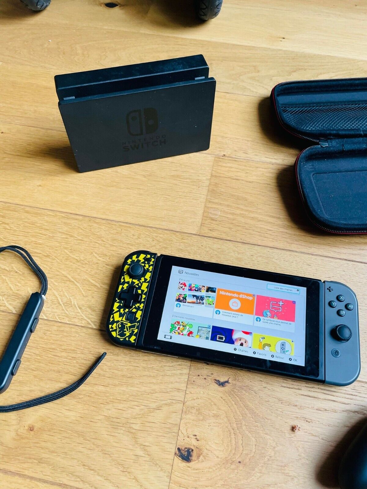 Console Nintendo Switch Grise avec Manettes Joy con Housse Dragonnes
en bon état