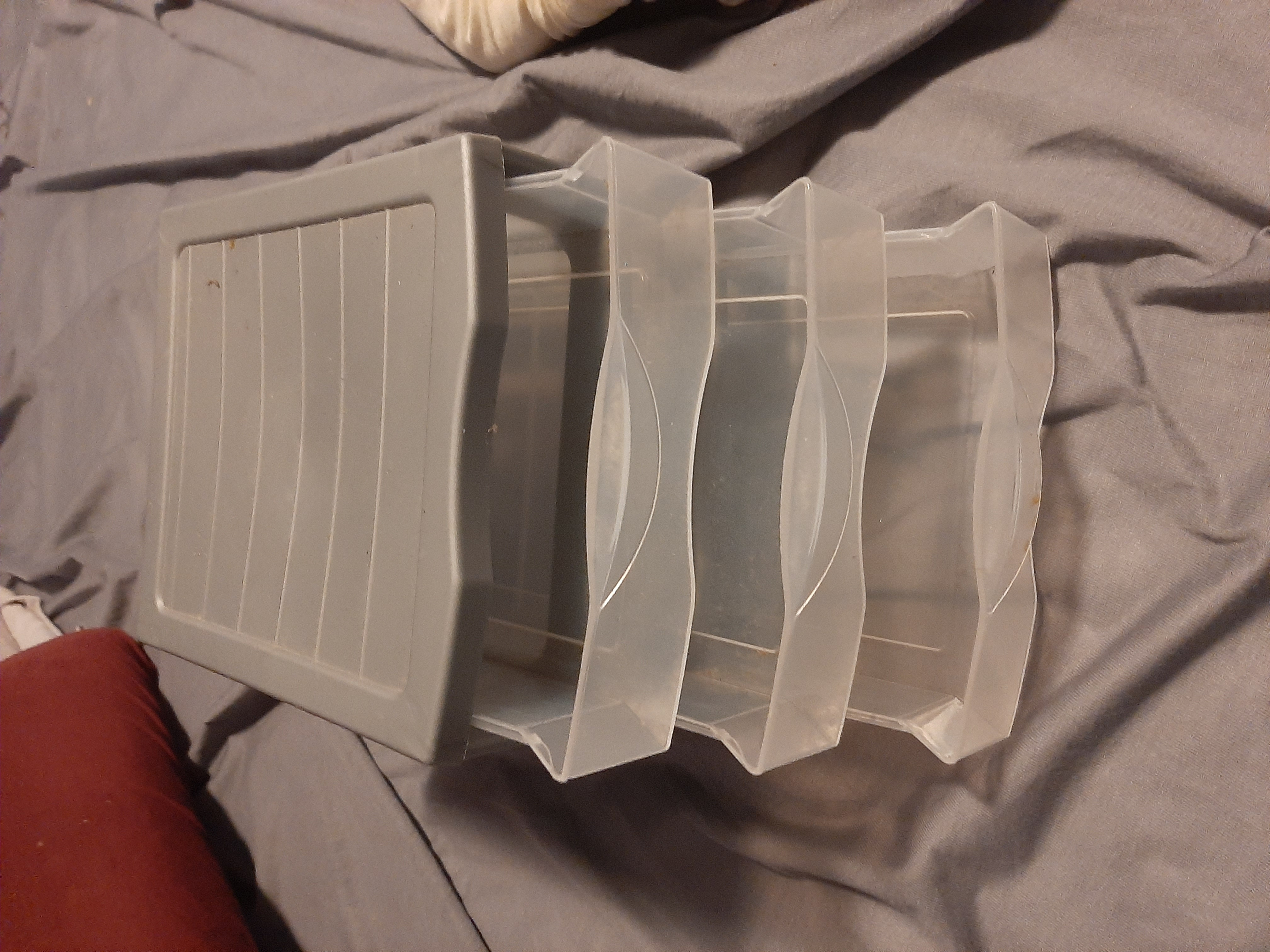 je vends petit meuble en plastique 3 tiroirs comme neuf jamais servi
