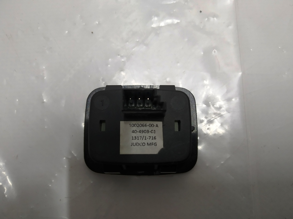 Bouton d'ouverture d'urgence du capot Tesla  1002066-00-A