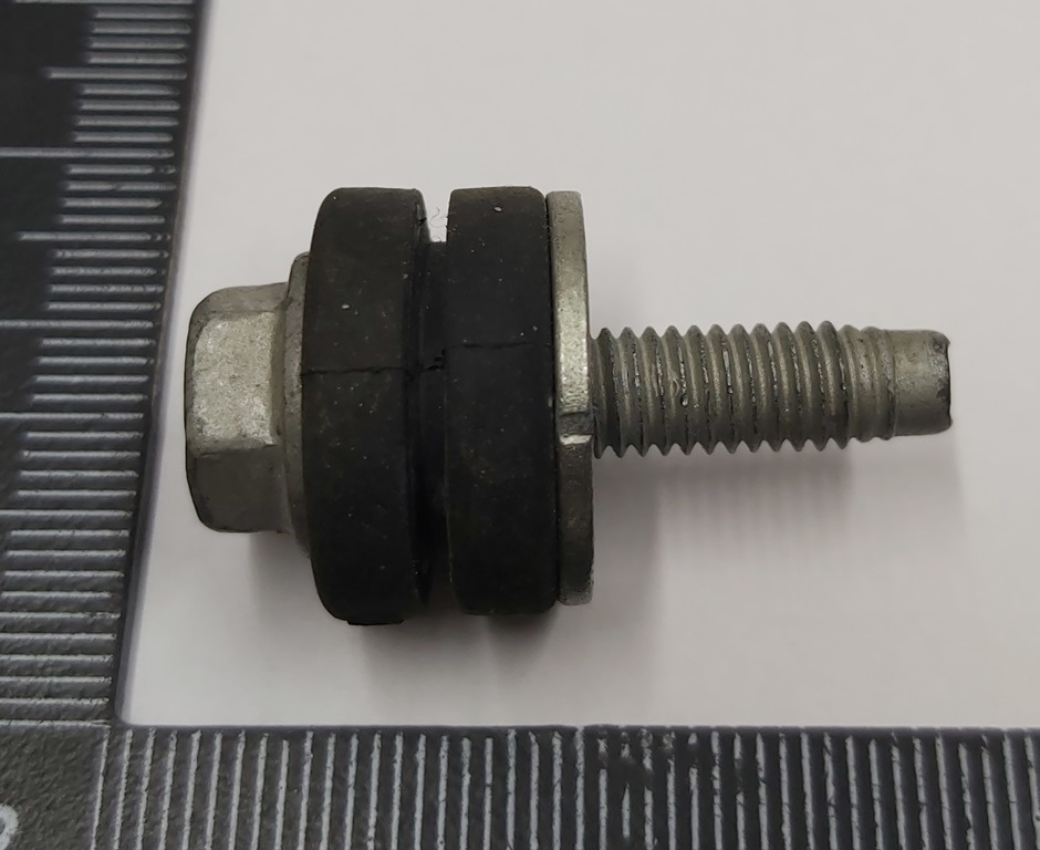 Fixation oreiller-amortisseur de la commande d'ouverture de la serrure d'un coffre/porte d'un arrièr