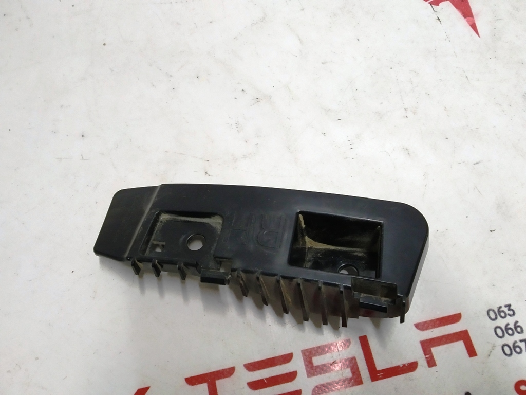 Bras de fixation d'une lanterne d'arrière droite Tesla  1083993-00-D