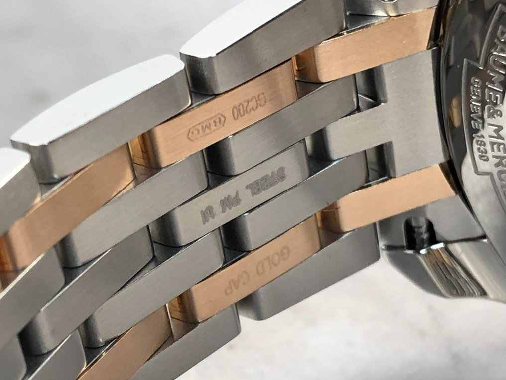 Rolex Oyster Perpetual 41 avec cadran bleu vif.