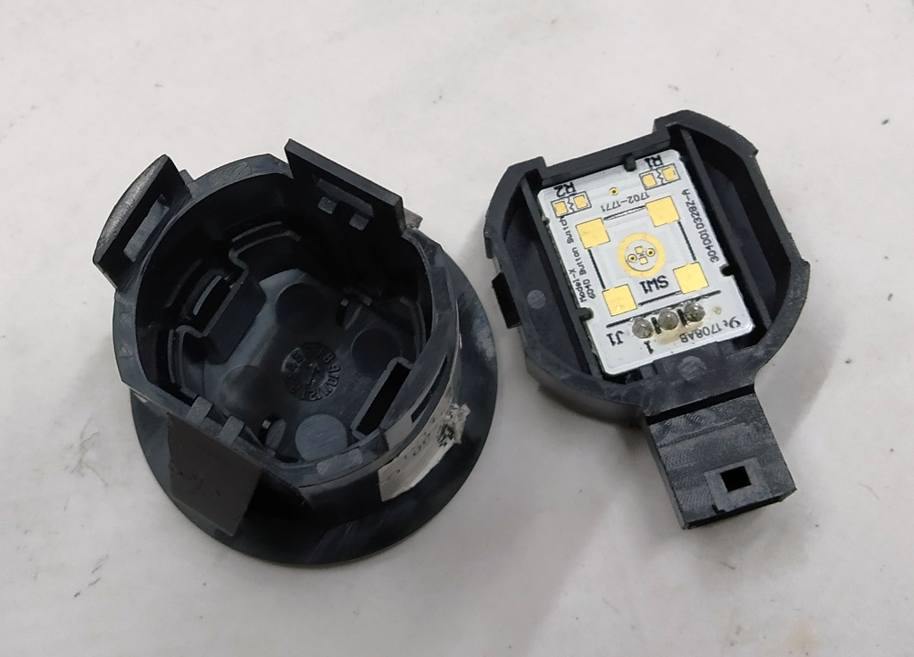 Bouton de déverrouillage de la 2ème rangée de sièges (7 places) (non complet) Tesla modèle X 1088344