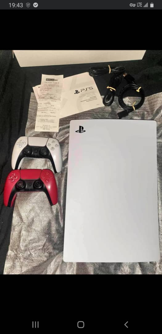 Je vends mon ps5 digital qui es en bon état de marche - Miniature 2