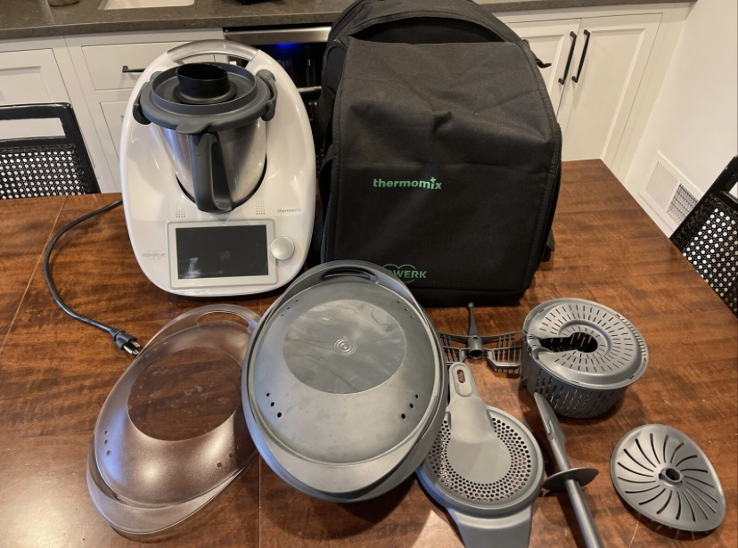 Thermomix TM6 neuf avec ces accessoires