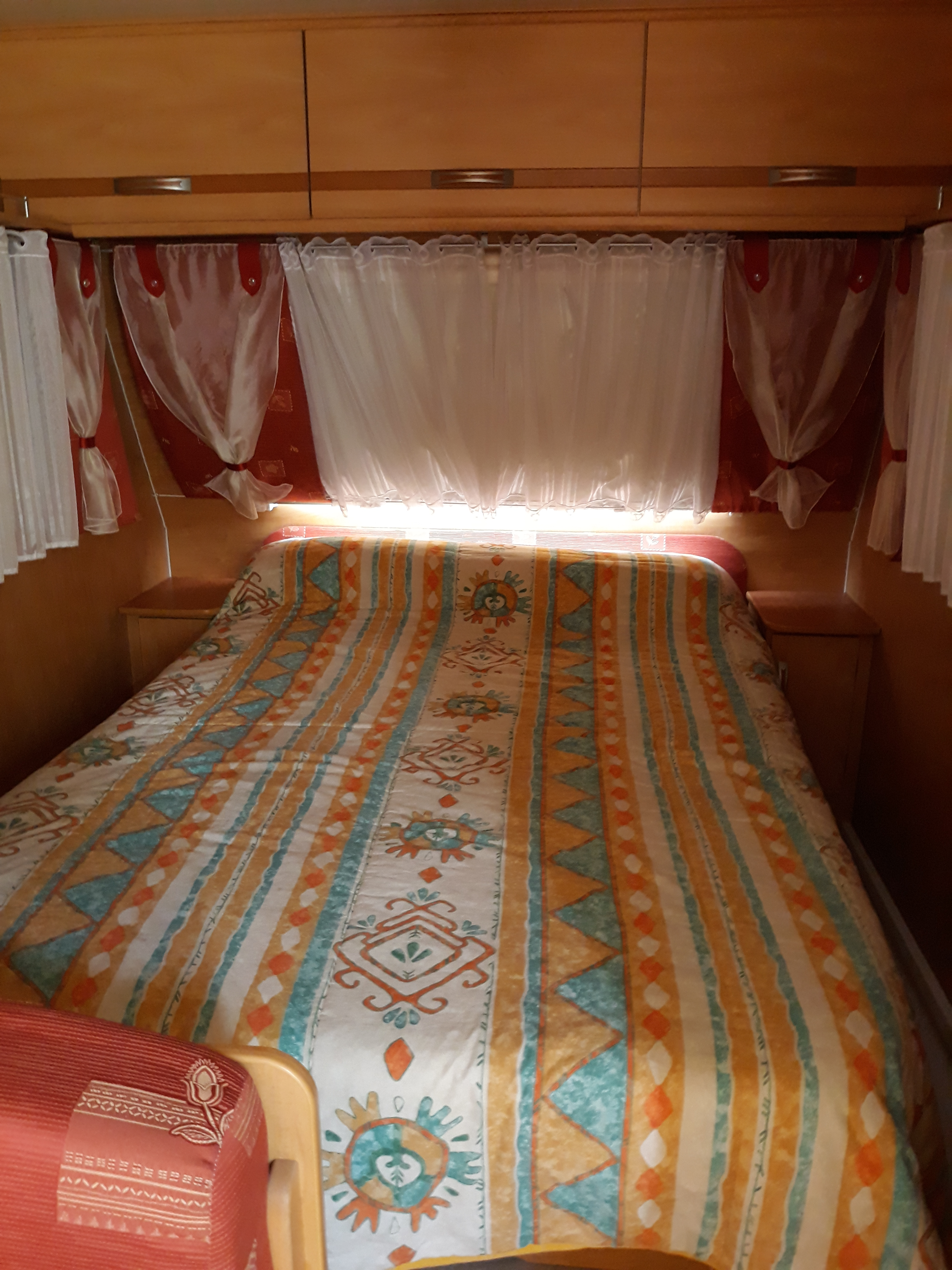 Caravane avec lit central et accessoires en très bon état