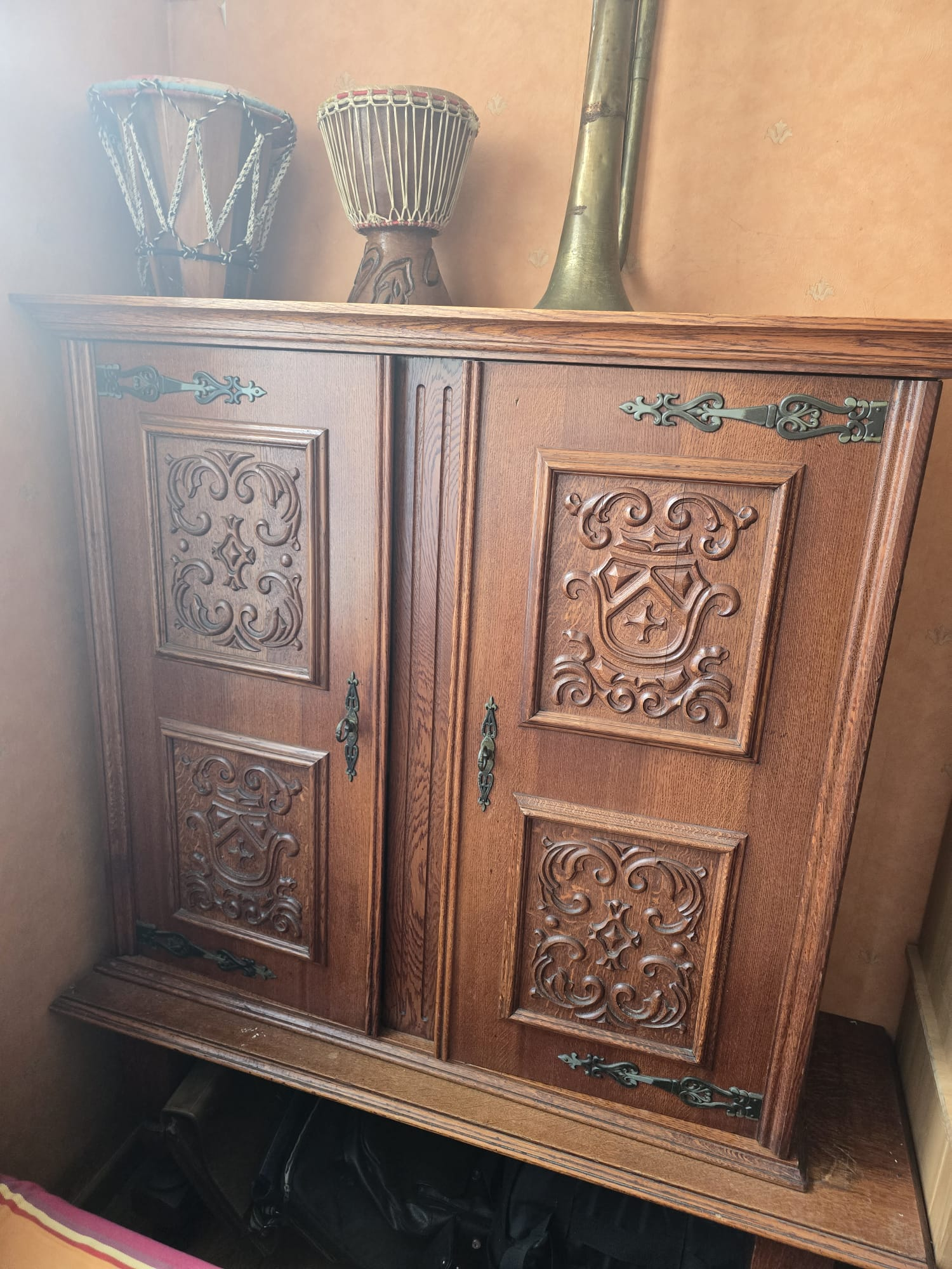 Armoire ancienne en bois avec détails raffinés - Miniature 2