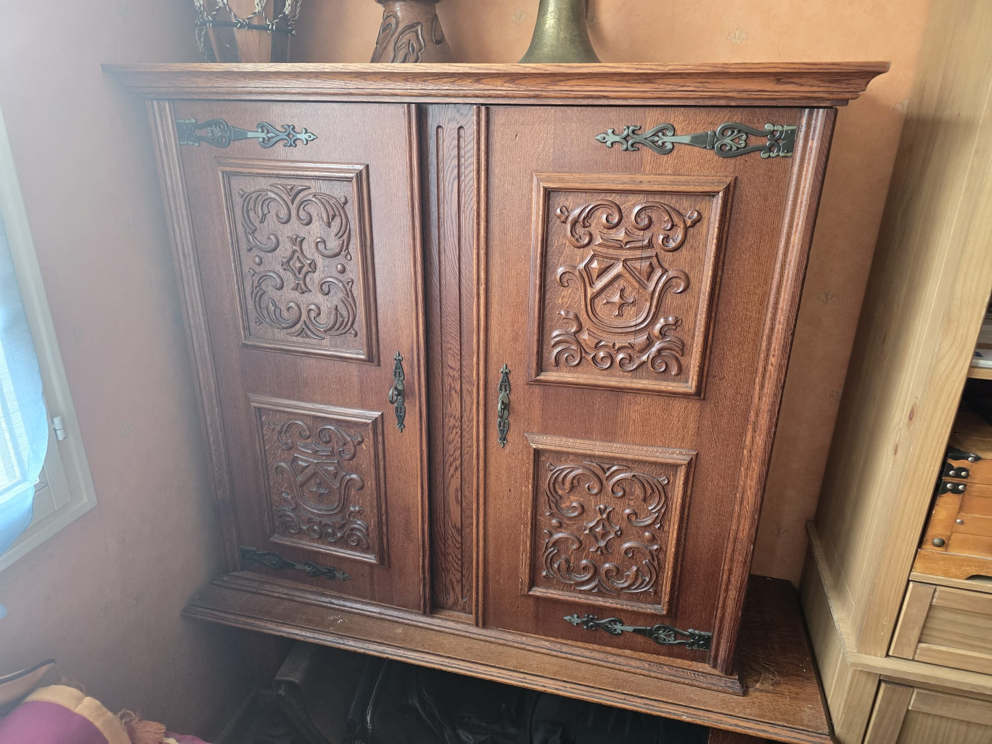 Armoire ancienne en bois avec détails raffinés