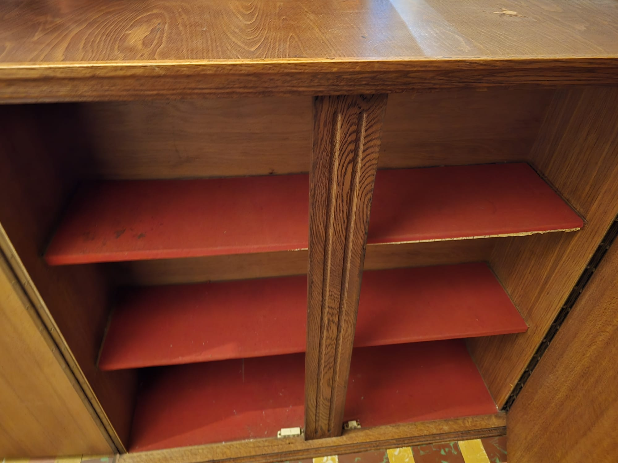 Armoire ancienne en bois avec détails raffinés - Miniature 3
