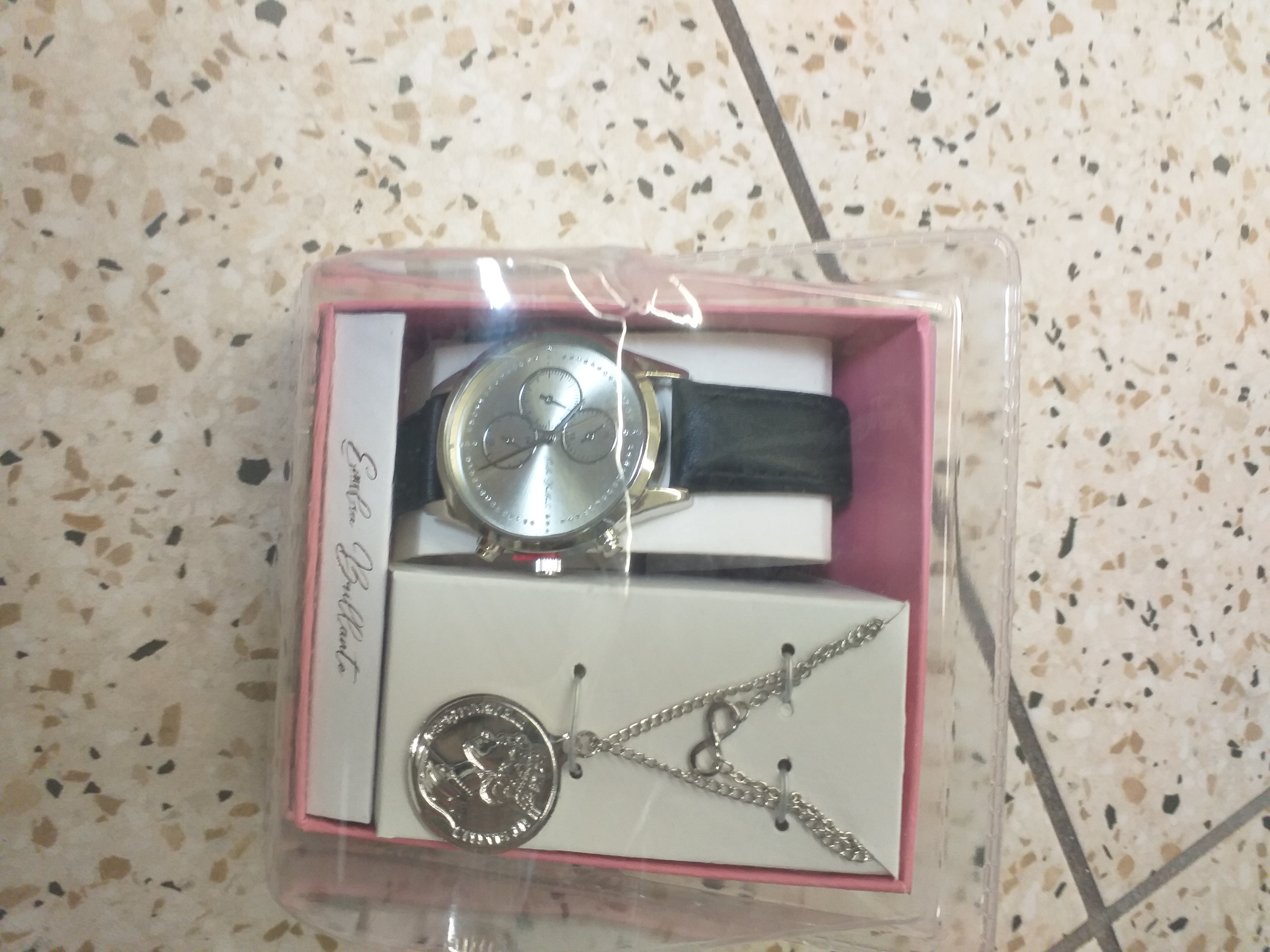 Une montre avec un petit collier