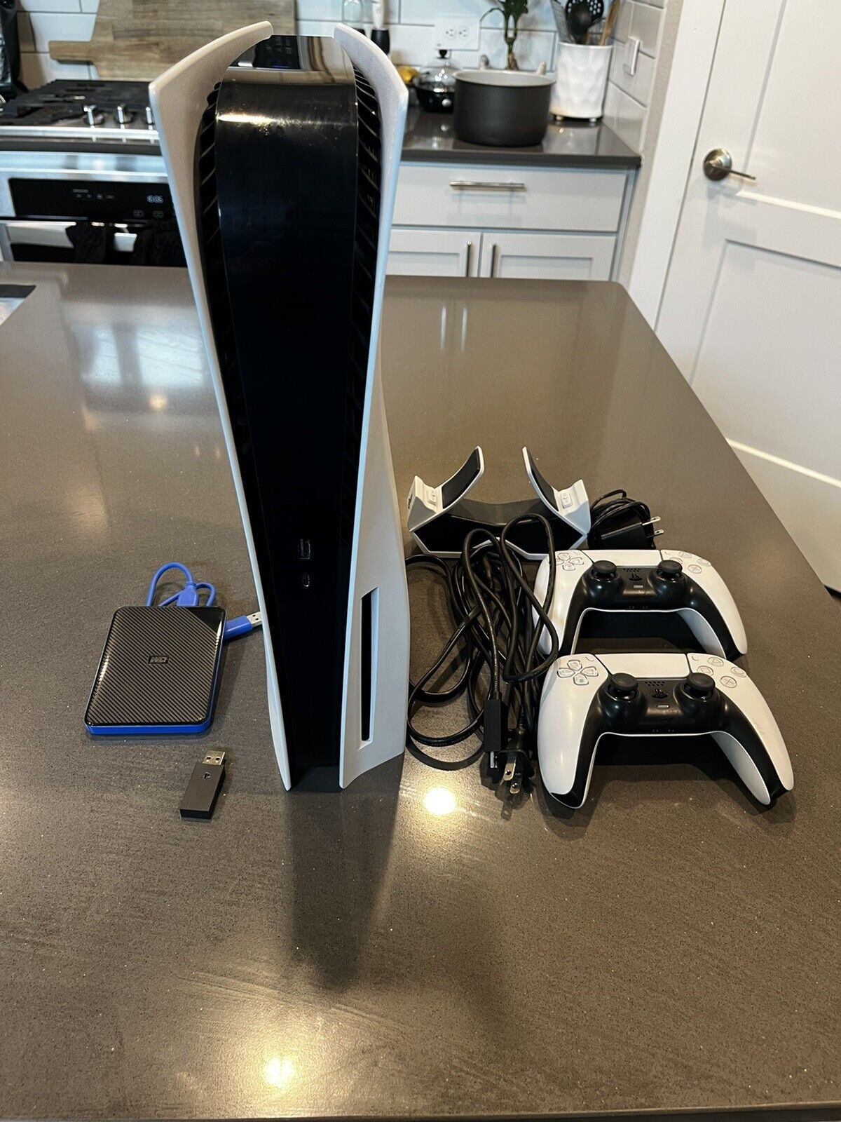 Console Sony PS5 Digital Edition - Blanche. - Miniature 2