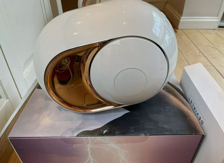Devialet Phantom Gold avec télécommande.