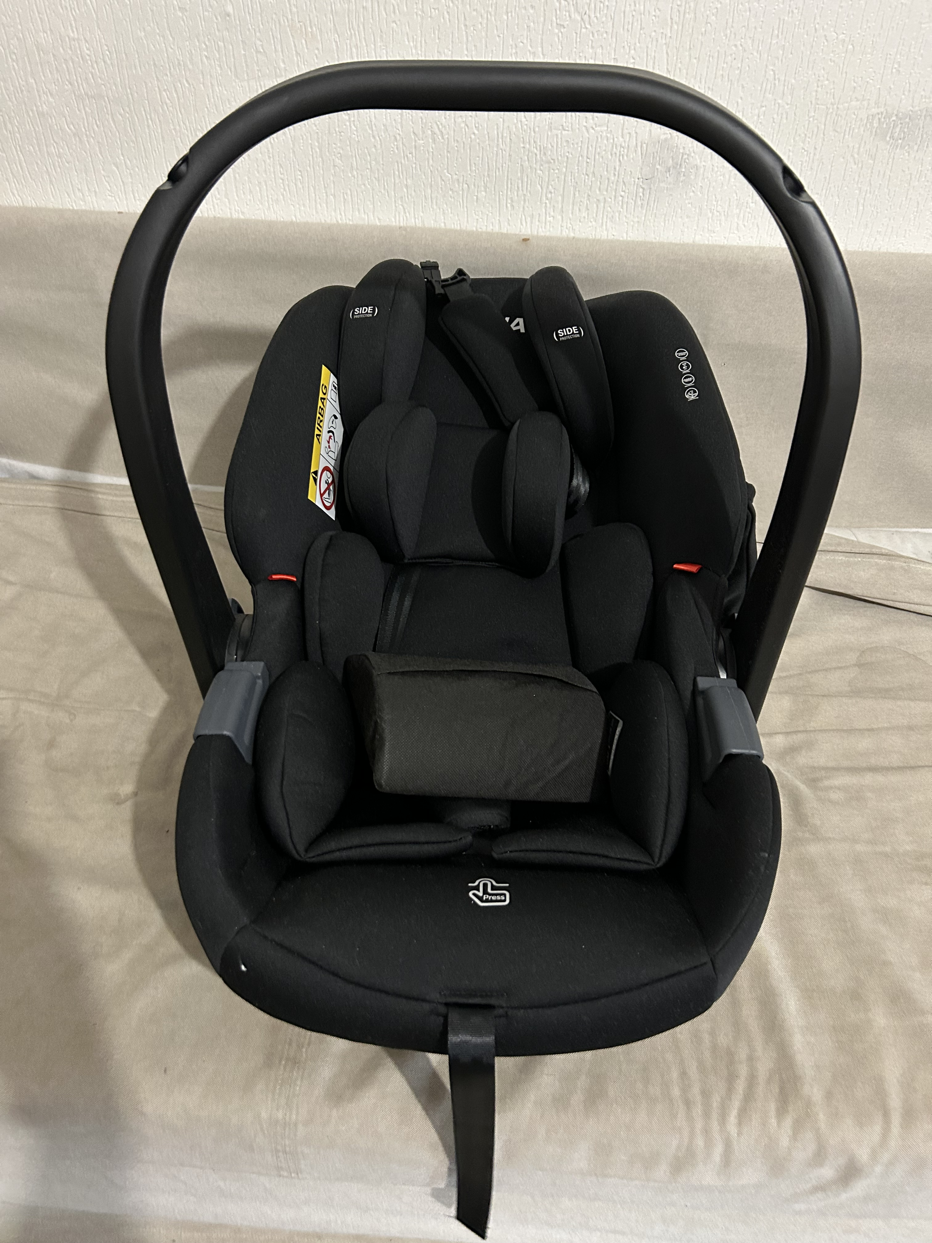 Siège auto bébé ceinturé