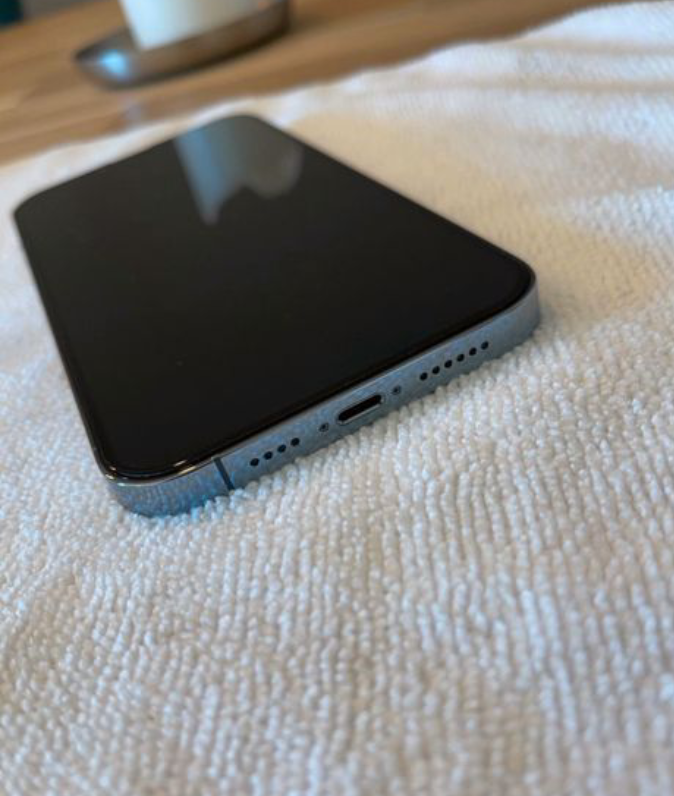 iphone 13 pro max en très bon état.