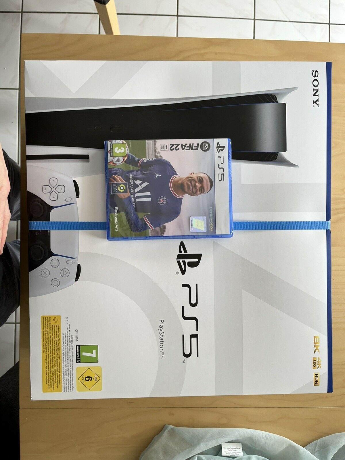 Sony PS5 Standard Edition Console - Blanc + FIFA 22