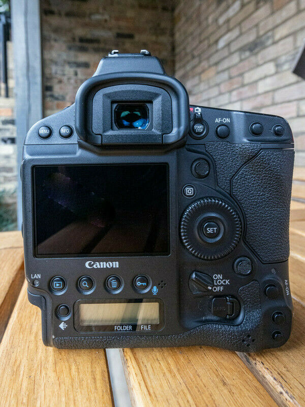 Boîtier d'appareil photo Canon EOS 1DX Mark II avec extras