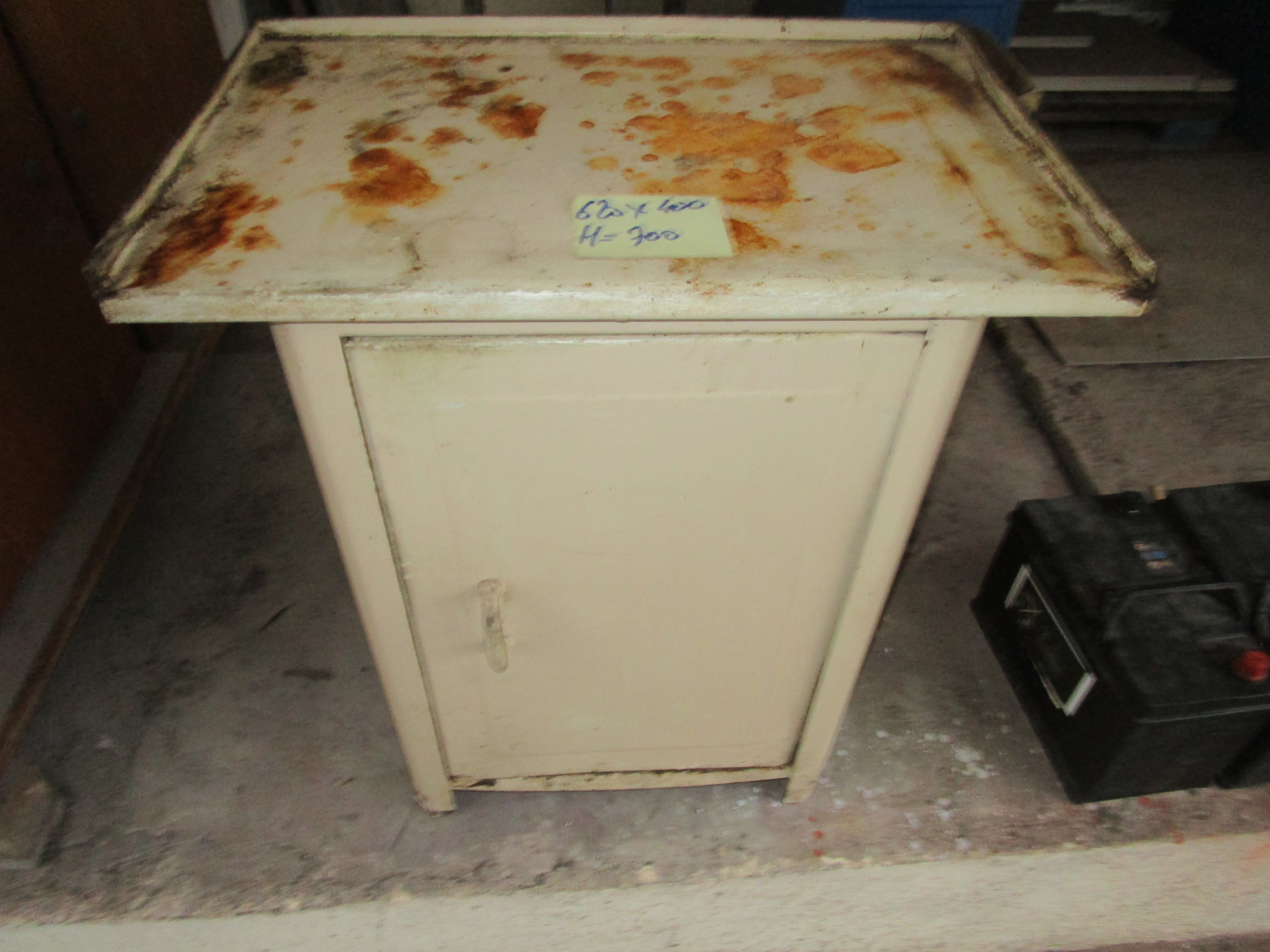 Armoire en métal