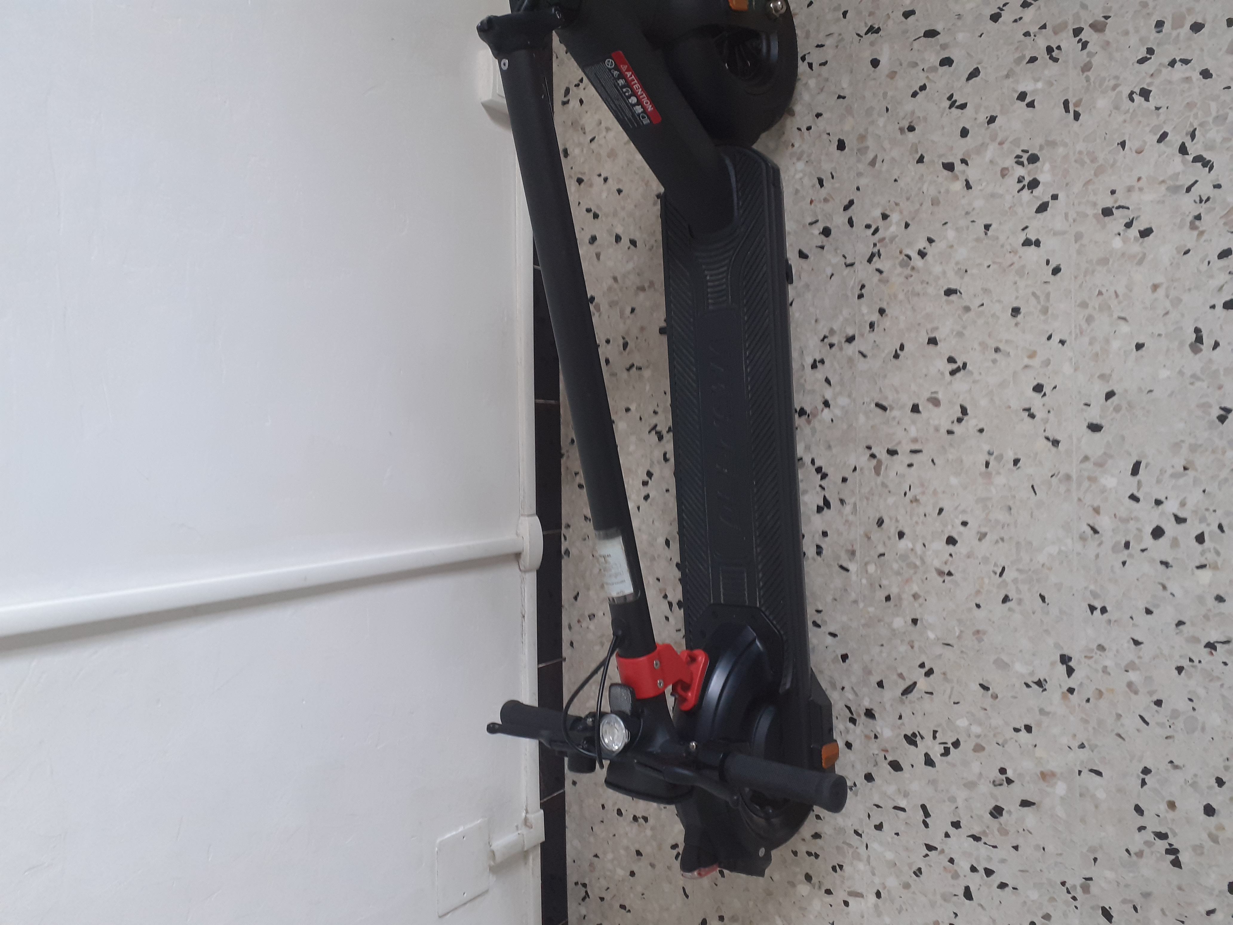 Vends trottinette électrique.