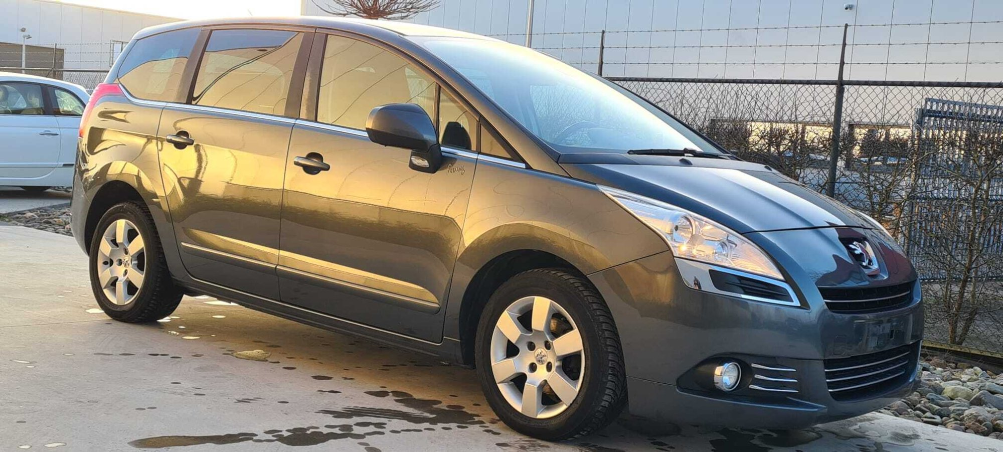 Peugeot 5008 - Miniature 5