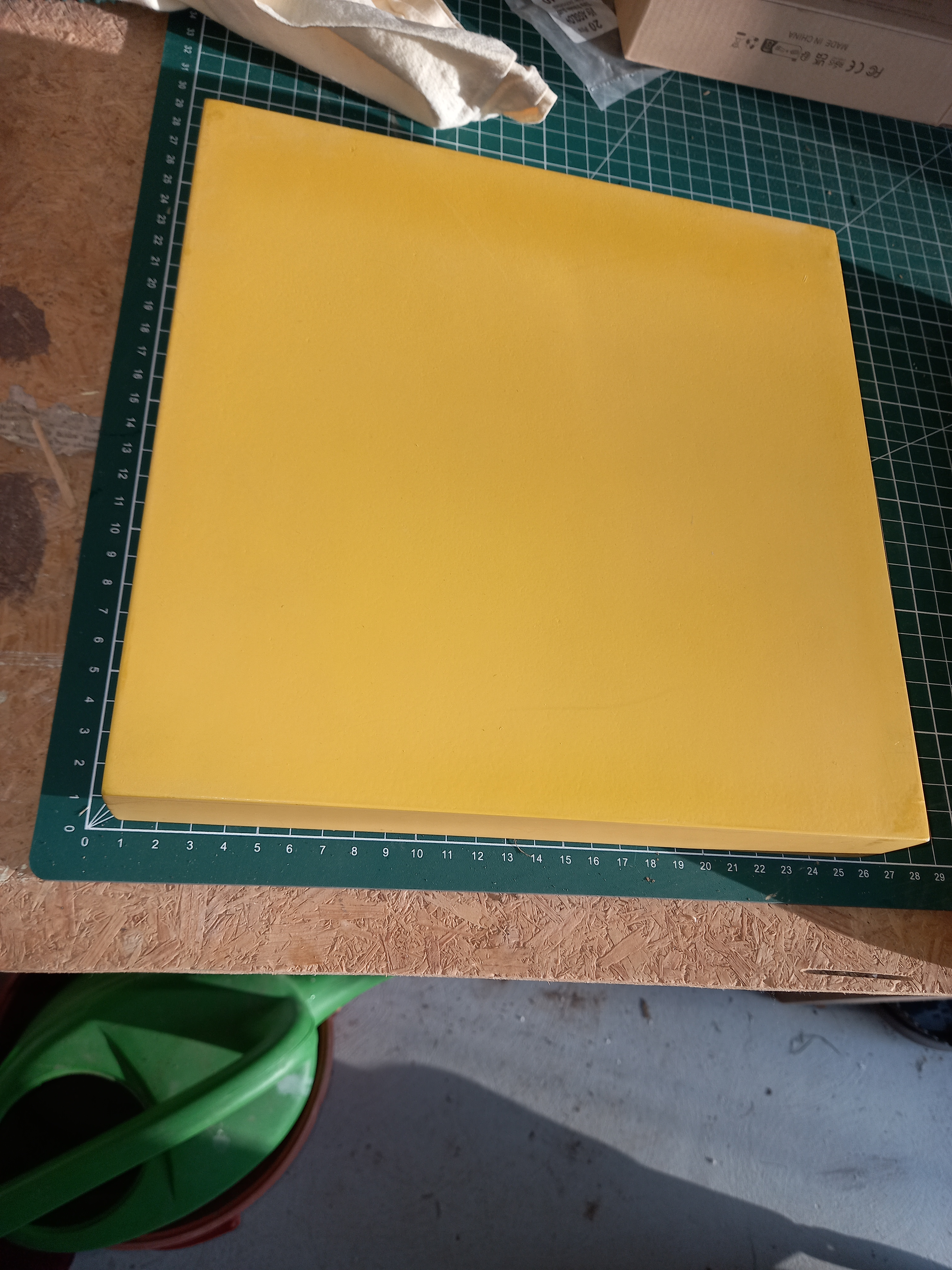 Étagère murale jaune forme carré de 25 cm