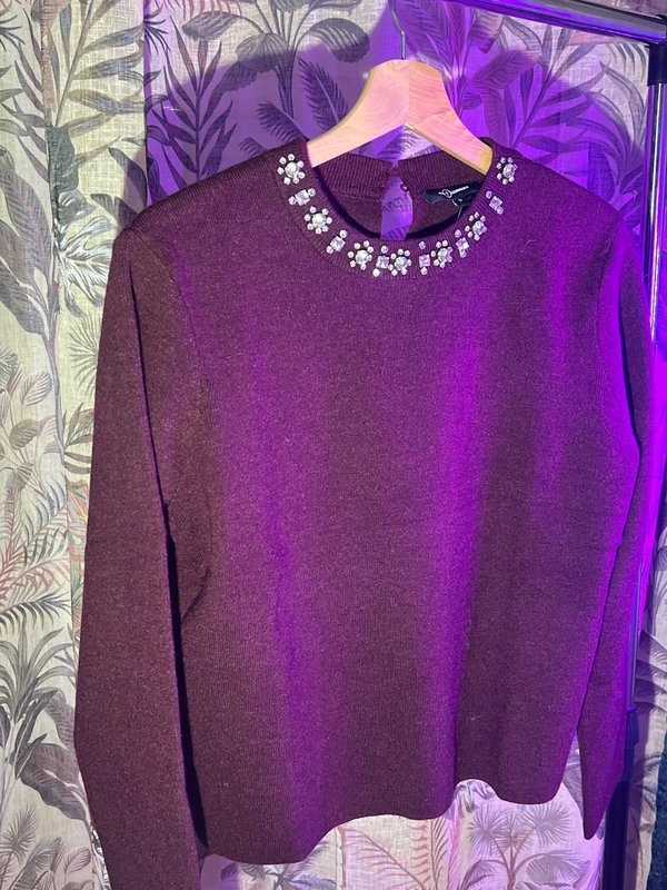 Pull violet à col bijou – Élégance & raffinement