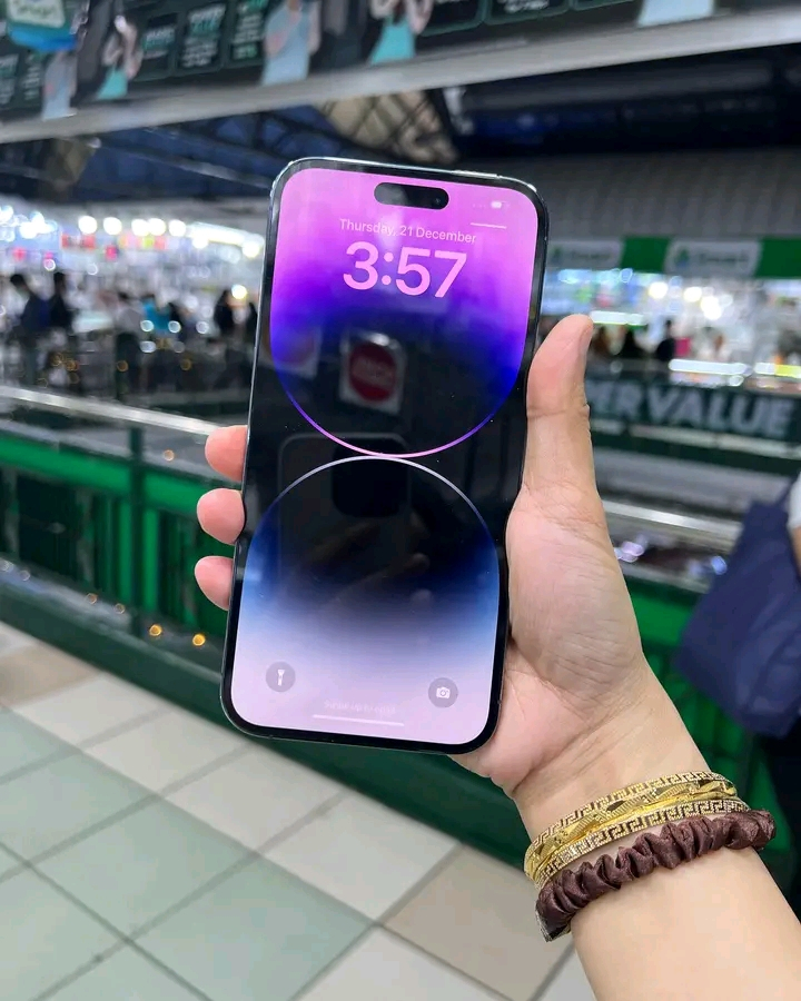 C'est un téléphone iphone 14 pro max mémoire 256g