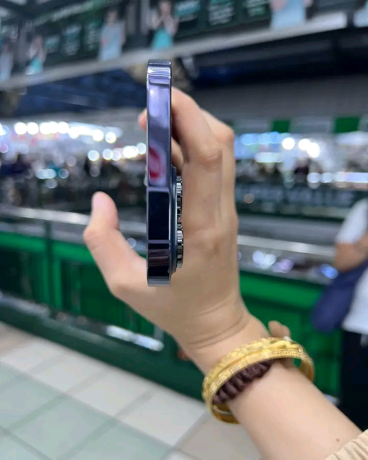 C'est un téléphone iphone 14 pro max mémoire 256g - Miniature 3