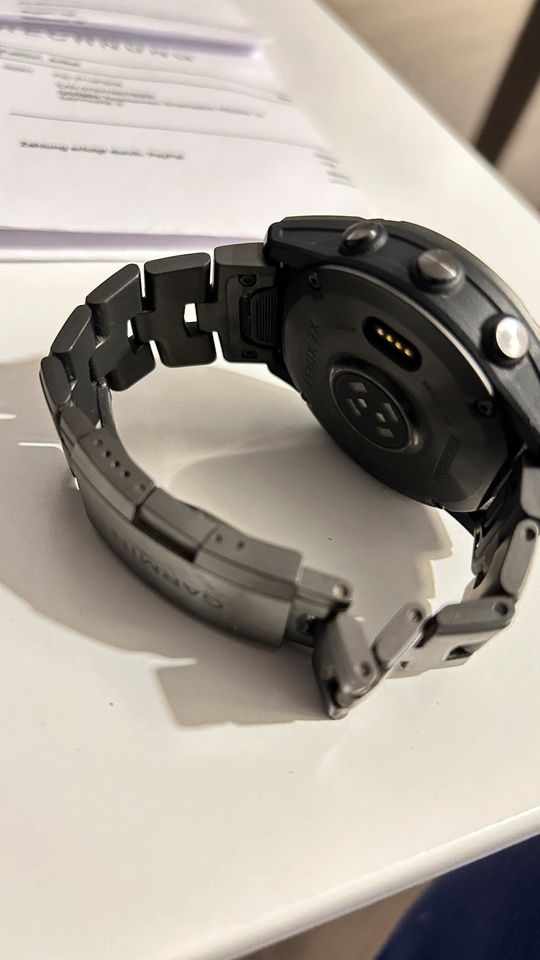 Garmin fenix 7x avec cartons et accessoires