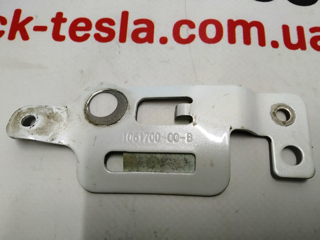 Support pour montage sous capot plastique gauche Tesla modèle X 1061700-00-B