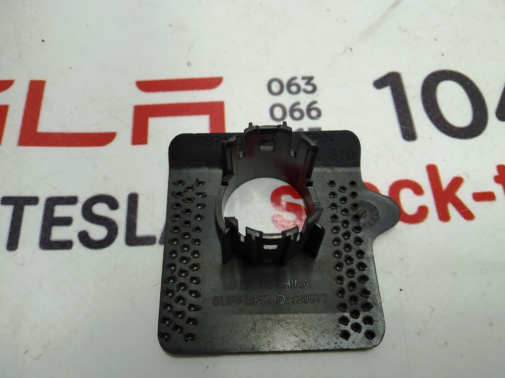 Support de montage des capteurs de stationnement S10 Tesla 1097473-00-A