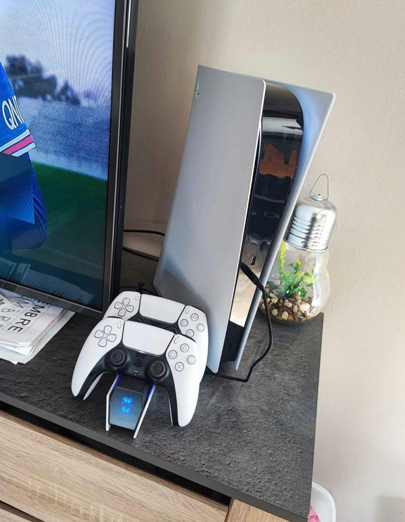 PS5 Digital + 2 manette+ Chargeur