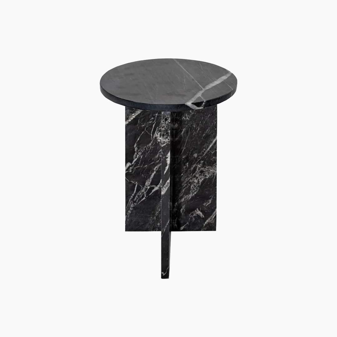 Des table on travertine