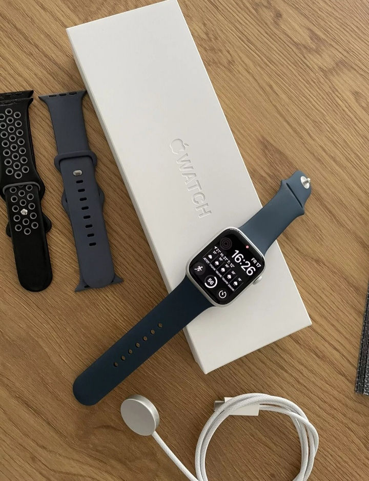 Apple Watch Series 9 Sportarmband 45 mm en aluminium GPS Smartwatch