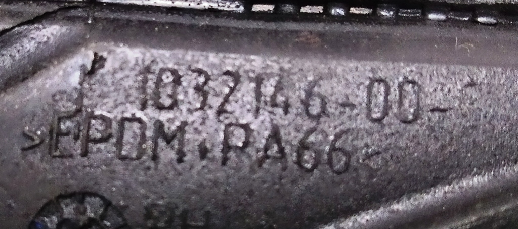 Joint de porte avant supérieur droit Tesla 1032146-00-C