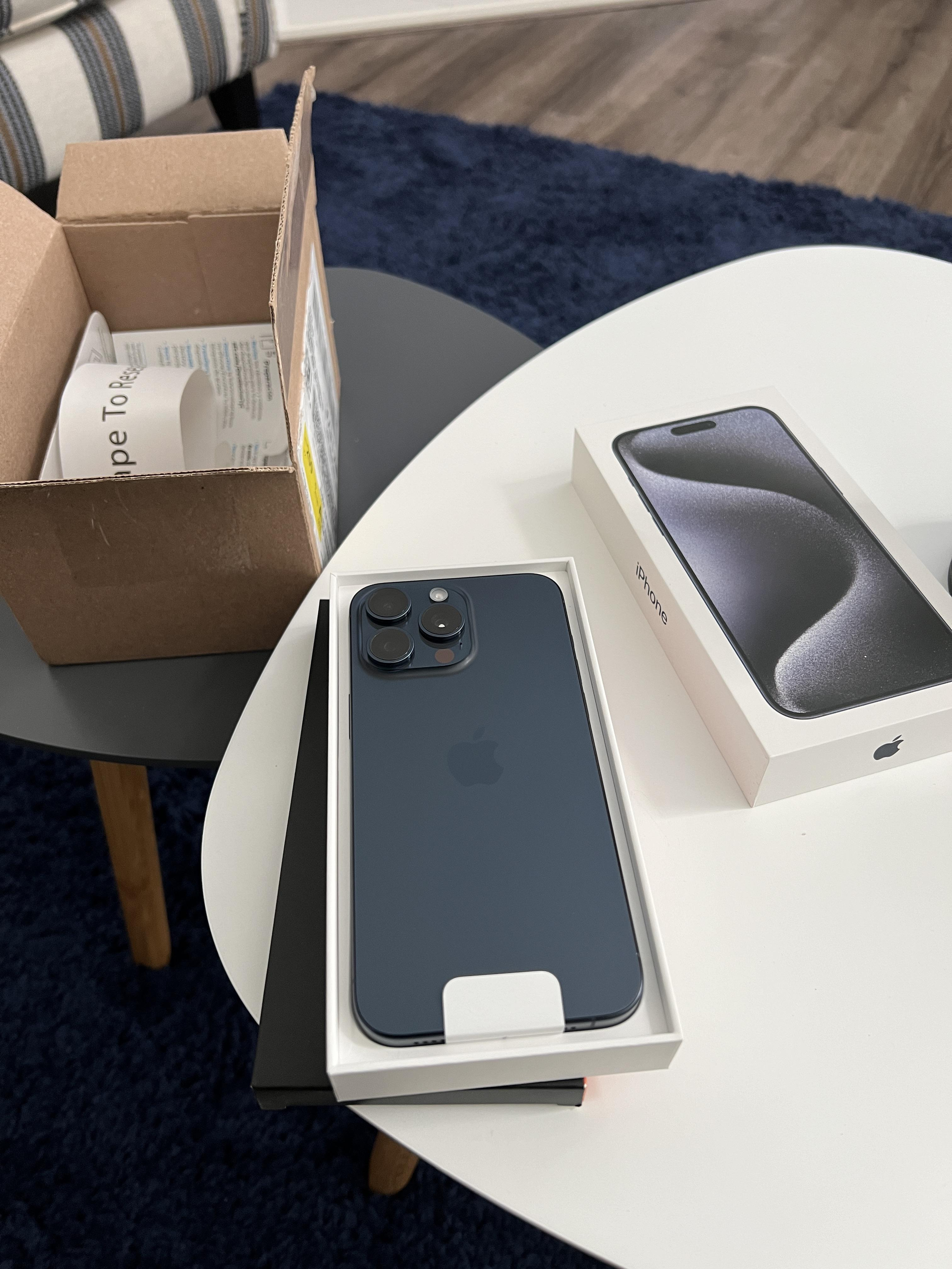IPhone 15pro max titane bleu, état new.
