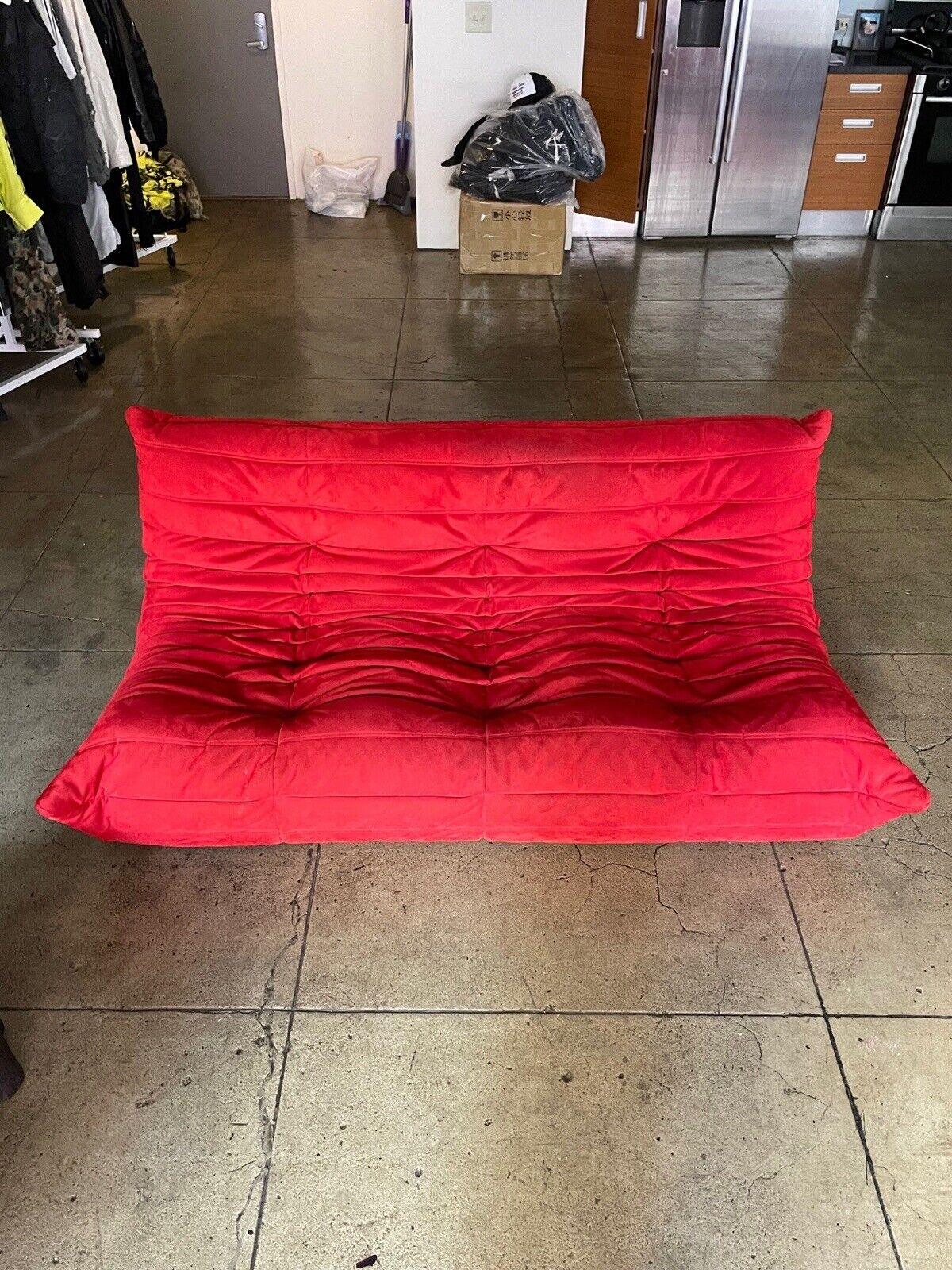Canapé rouge sans marque