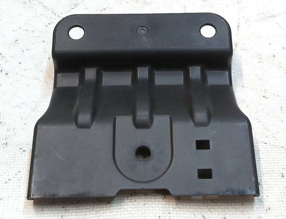 Support central pour revêtement de compartiment moteur pour
essuie-glaces Tesla Model Y 1501874-00-B