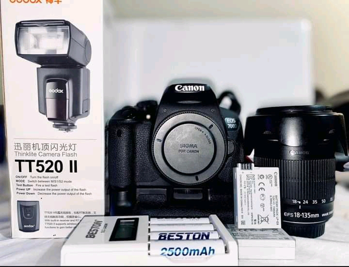 Canon EOS 700 news venue d'allemagne avec emballage d'origine et garantie.