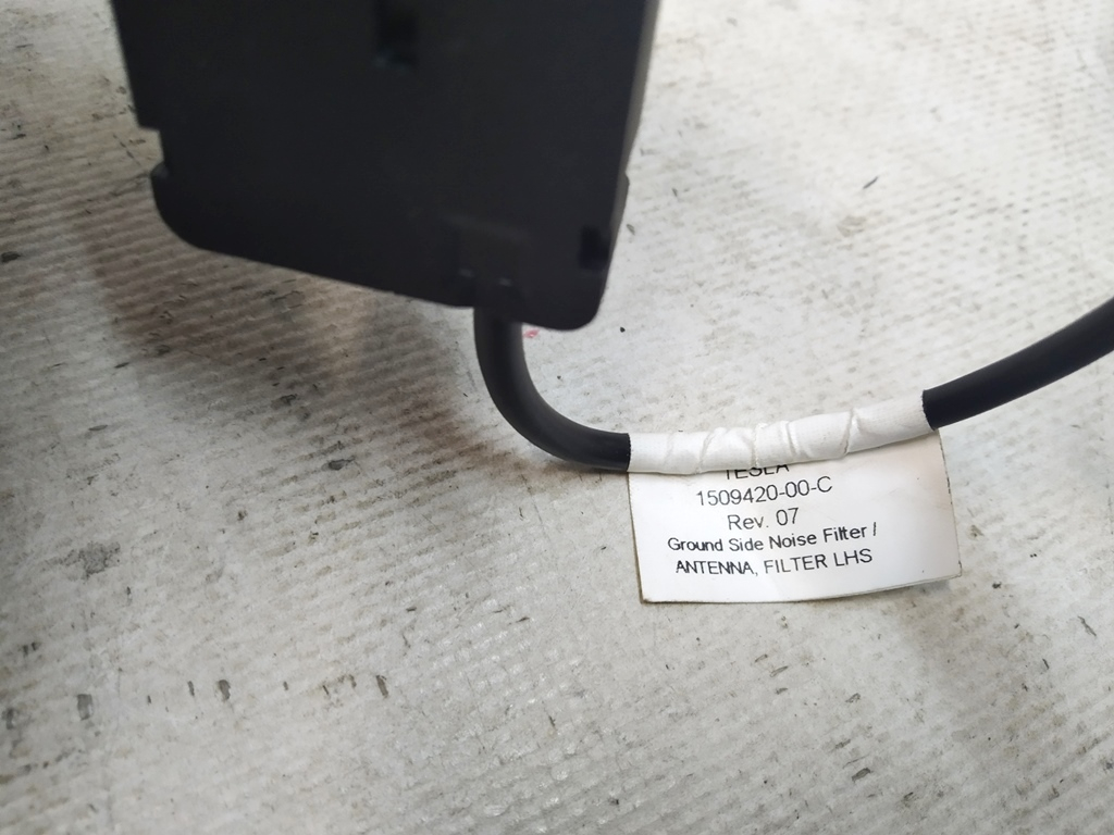 Filtre d'antenne radio gauche LHS REV03 Tesla Model 3, Model Y
1509420-00-C