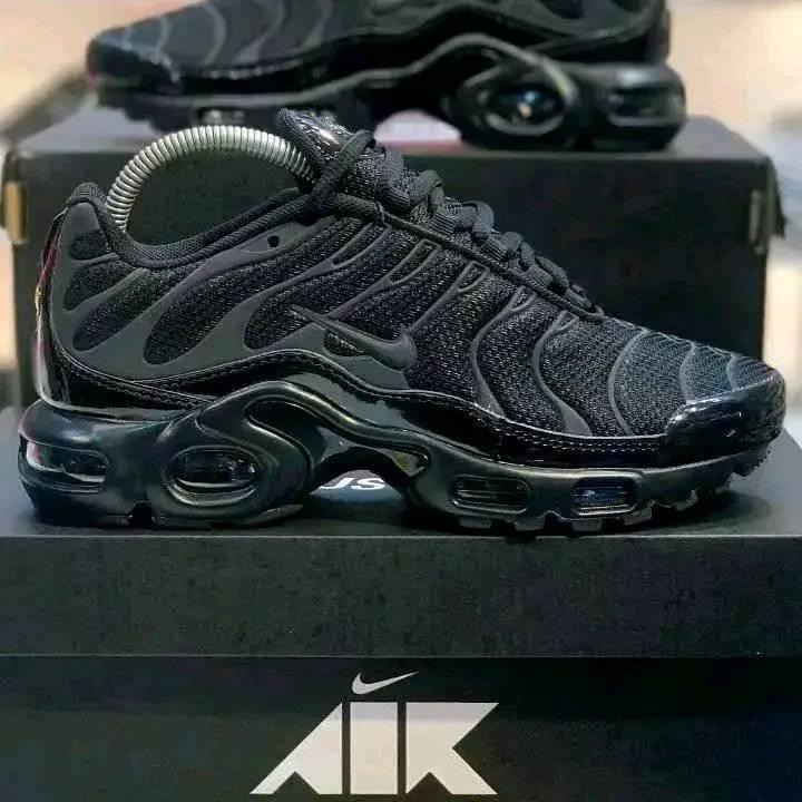 TN Nike avec étiquette disponible plusieurs paires