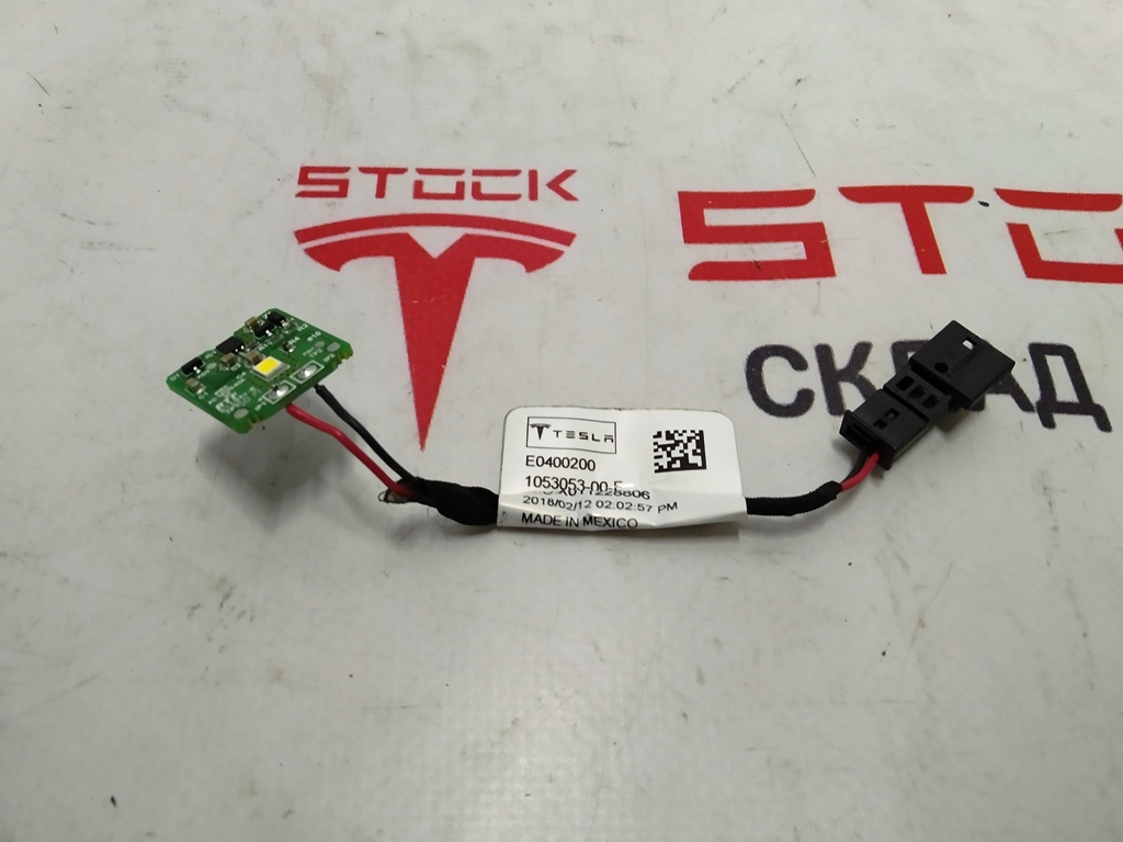 Élément de câblage électrique pour l'éclairage de la porte avant gauche Tesla modèle X 1053053-00-E