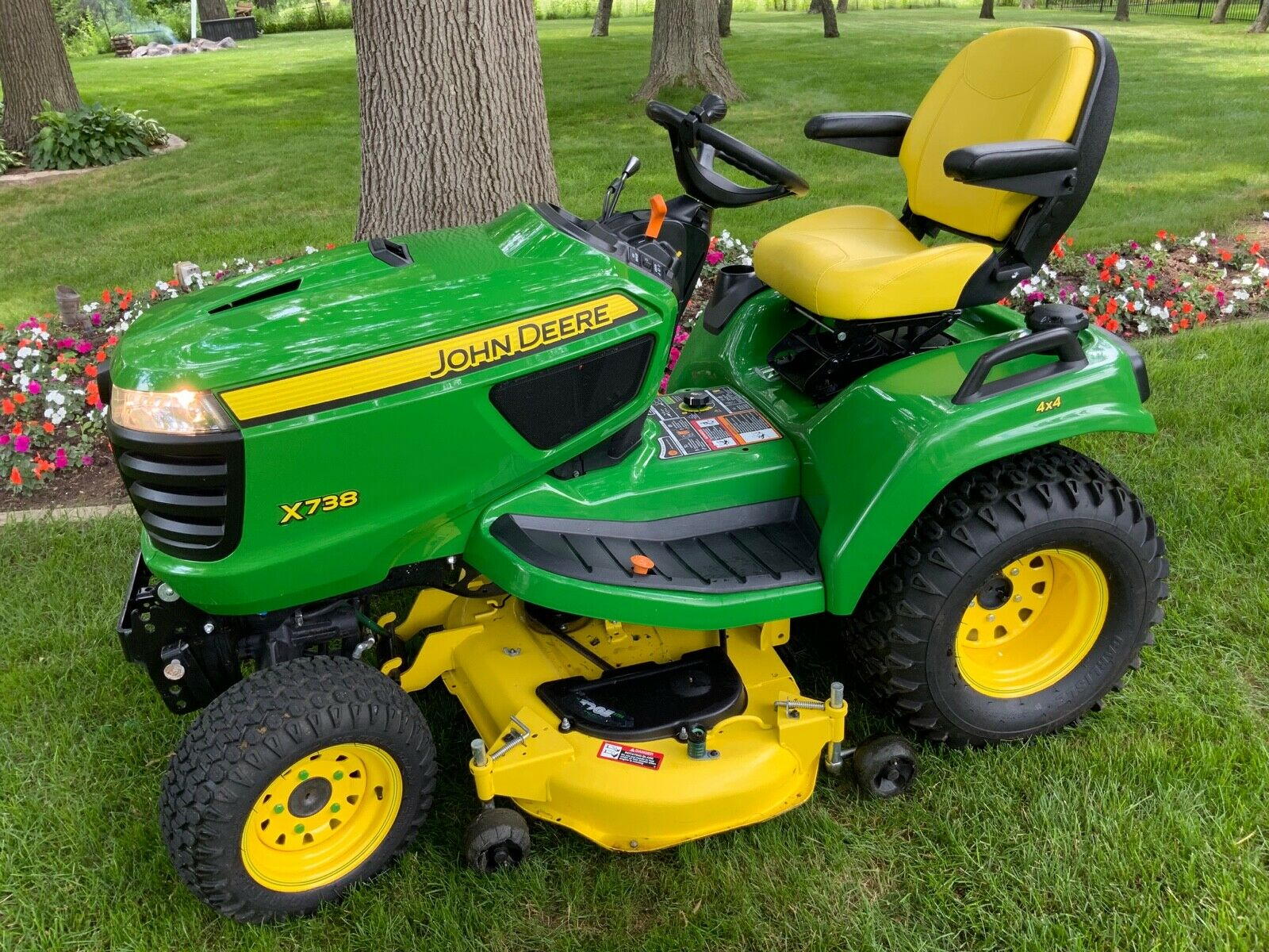 Tracteur John Deere X738 avec 8 accessoires de tonte