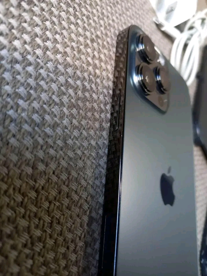 iPhone 14 pro max toute neuf état 10/10