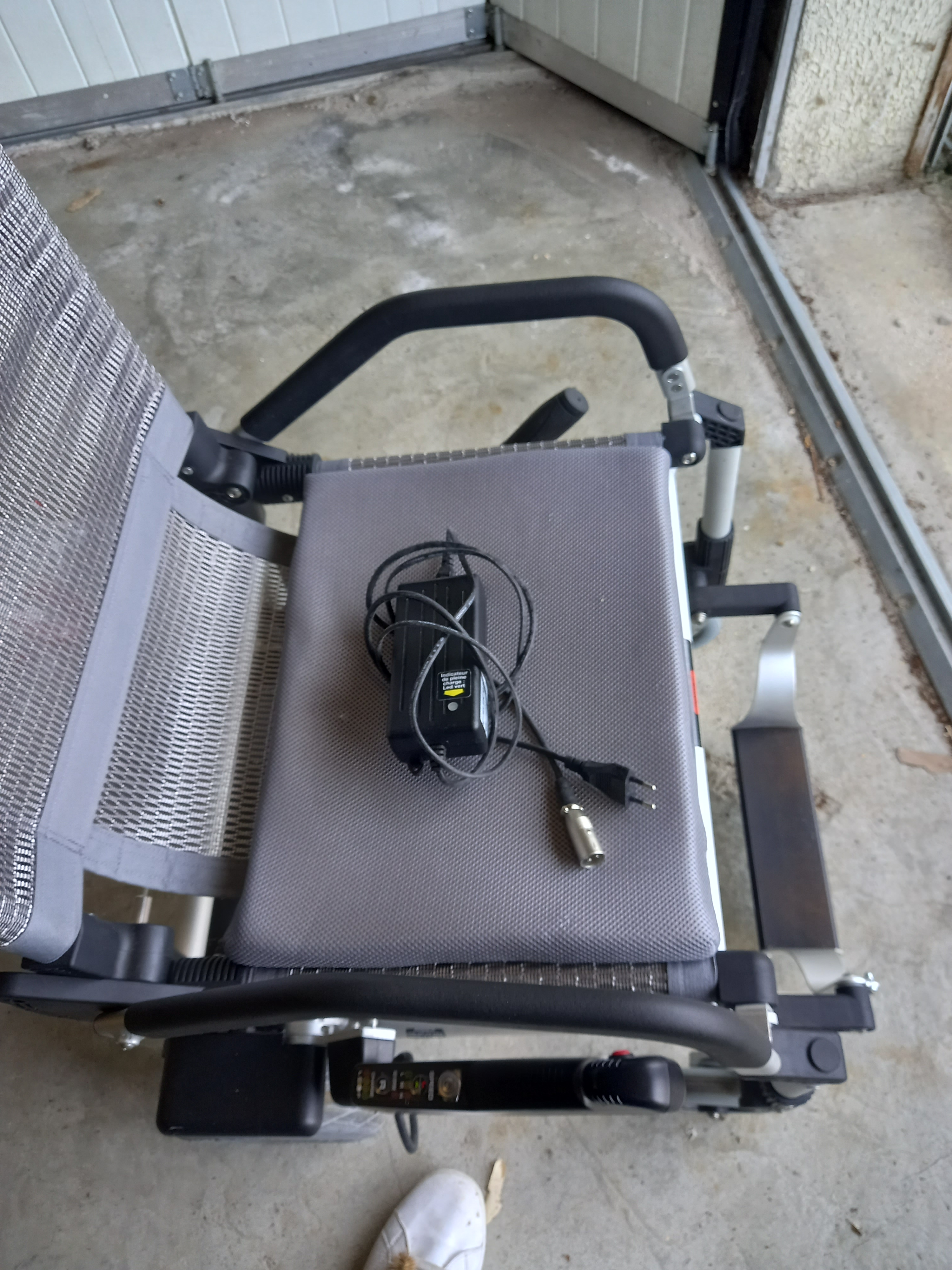 Fauteuil électrique pliable Zinger - Mobilité et confort - Miniature 3