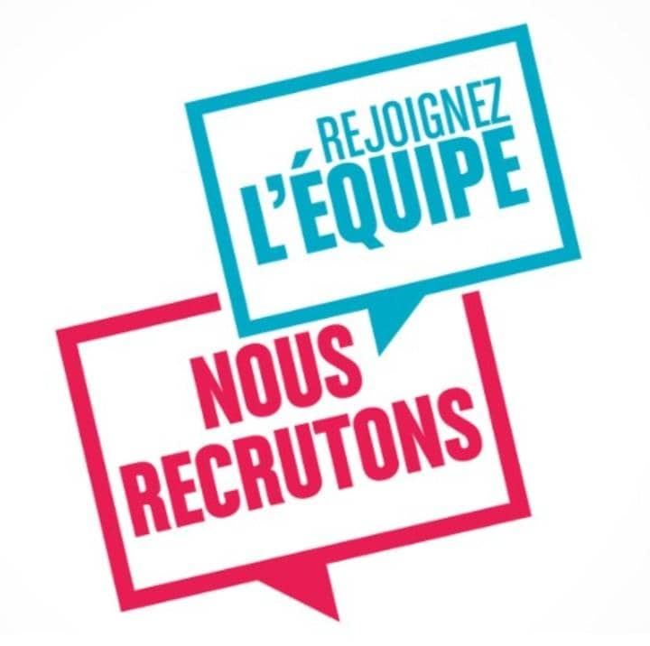 Travail à temps partiel de la mise sous pli.