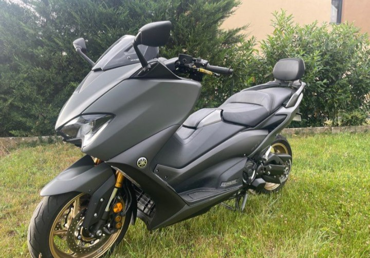 À vendre m'a moto T-Max avec garantie
