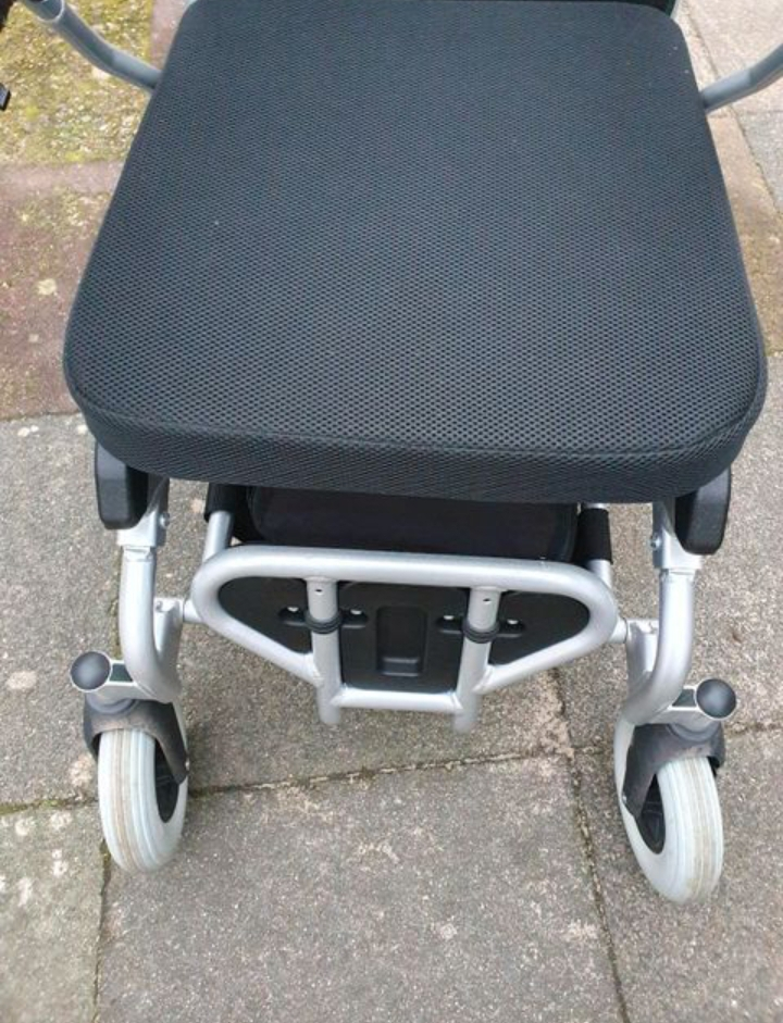 Je vends ce fauteuil roulant électrique - Miniature 9