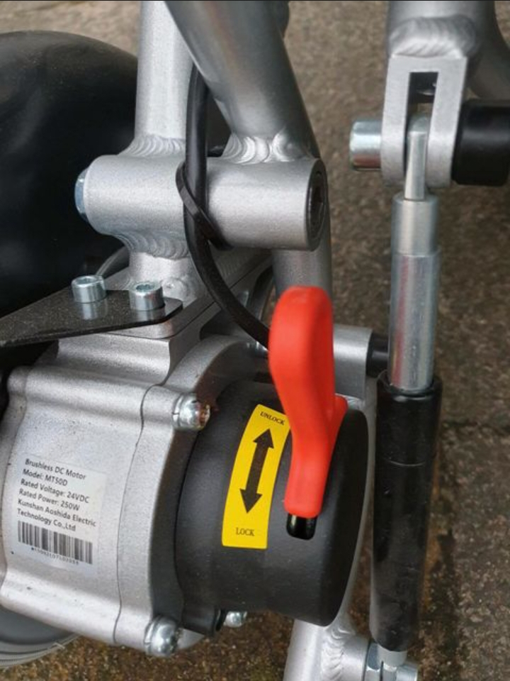 Je vends ce fauteuil roulant électrique - Miniature 5