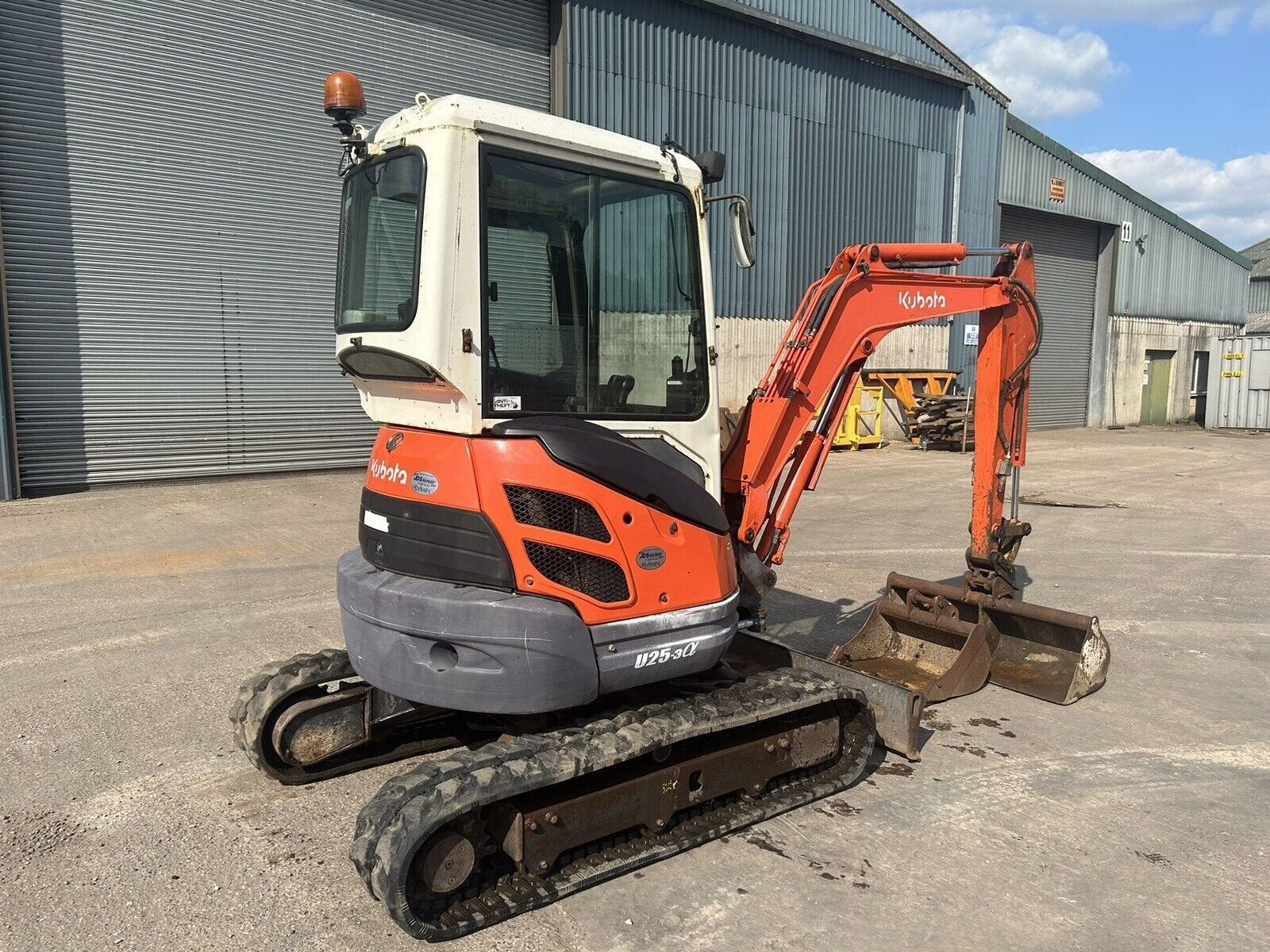 Kubota U25-3 (2008) – Mini Pelle 2,6T – 3 600 h – BRH + 3 Godets – Révisée - Miniature 2