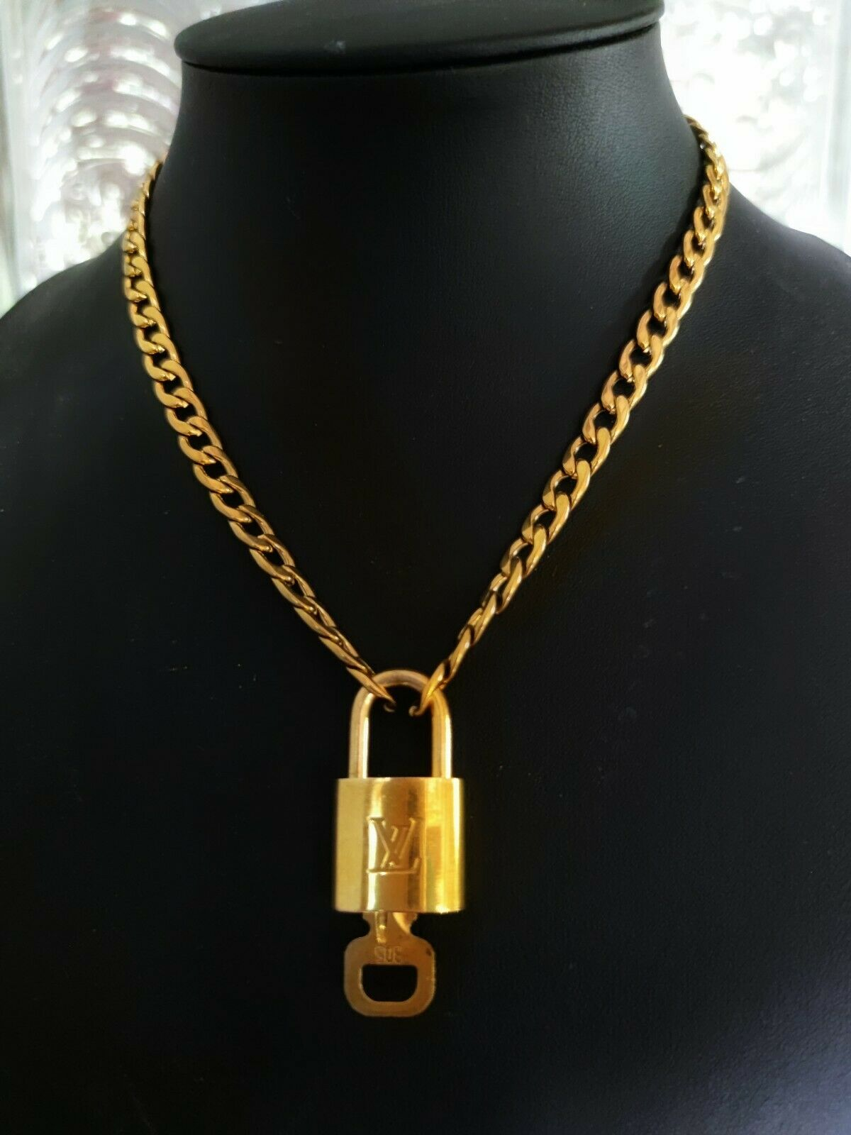 Authentique cadenas et clé en laiton LV avec chaîne de collier livrée dans une boîte gratuite LV